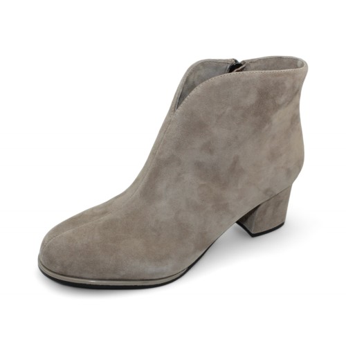 Lamour Des Pieds Women's Phinn In Dark Taupe Suede